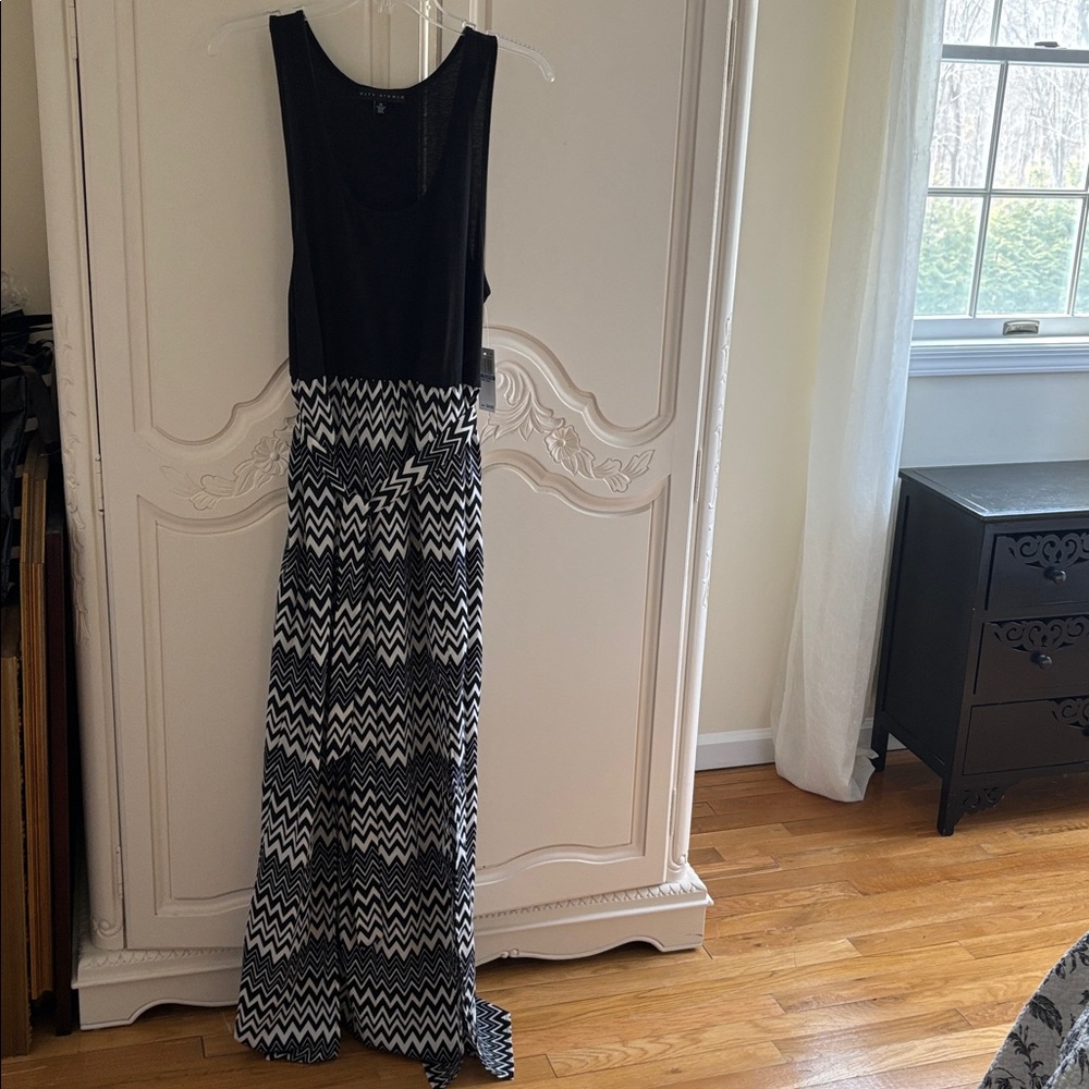 Sleeveless Black and White Zigzag Maxi Dress